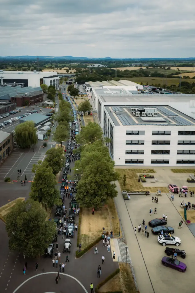 Bentley crea un Continental GTC único para conmemorar 80 años de artesanía en Crewe