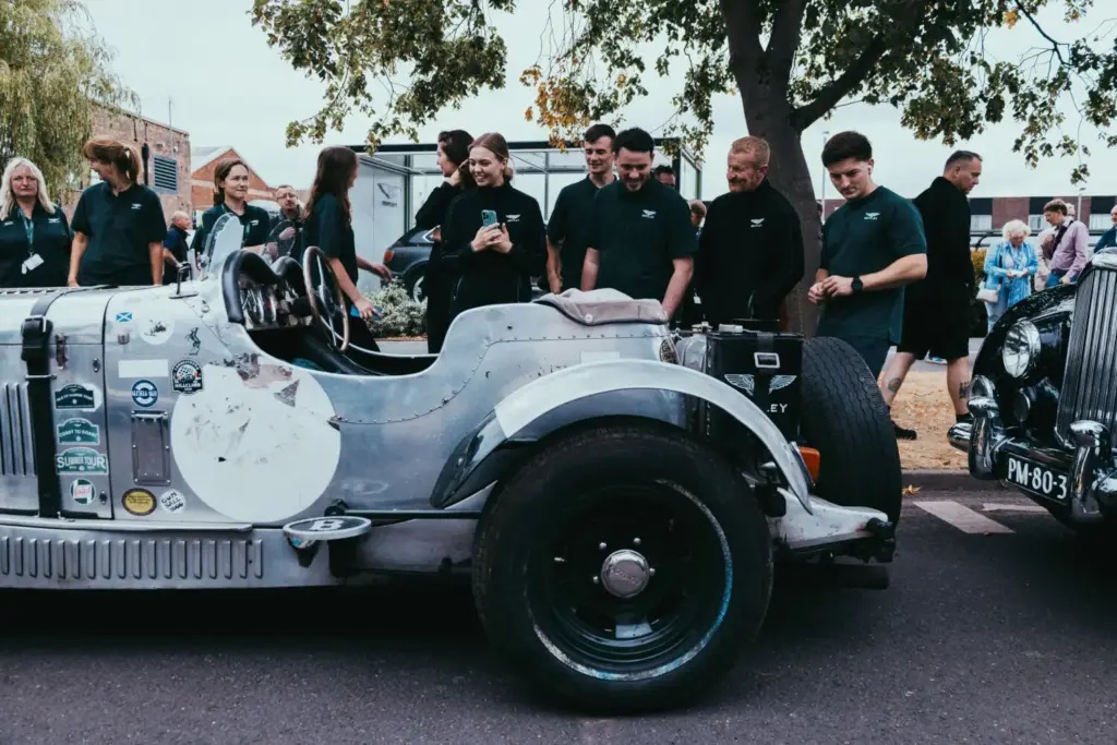 Bentley crea un Continental GTC único para conmemorar 80 años de artesanía en Crewe