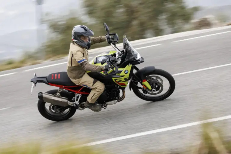 BMW F 900 GS trail: 105 CV, 14 kg menos y una gran opción para viajar