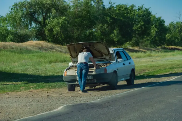 El calor extremo dispara un 50% las asistencias en carretera: consejos para no pagar más en tu seguro