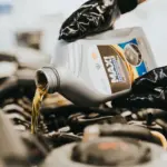 Ahorra más de 100 euros haciendo tú mismo el cambio de aceite del coche paso a paso