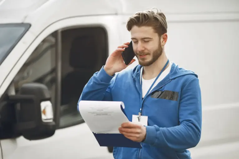 La DGT prepara el carnet de conducir desde los 17 años para aliviar la escasez de conductores en flotas de reparto