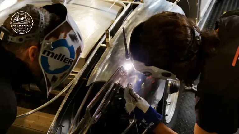La carrocería artesanal de Runge Cars: Chris Rünge enseña el oficio a nuevas generaciones