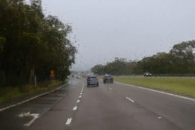Conducir con tormentas de verano: previene el aquaplaning y ahorra 500 euros revisando neumáticos y escobillas