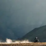 Conducir moto con calor en primavera 2026: los consejos de AEMET para evitar riesgos