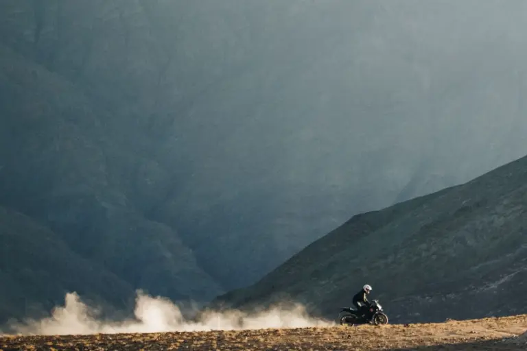 Conducir moto con calor en primavera 2026: los consejos de AEMET para evitar riesgos