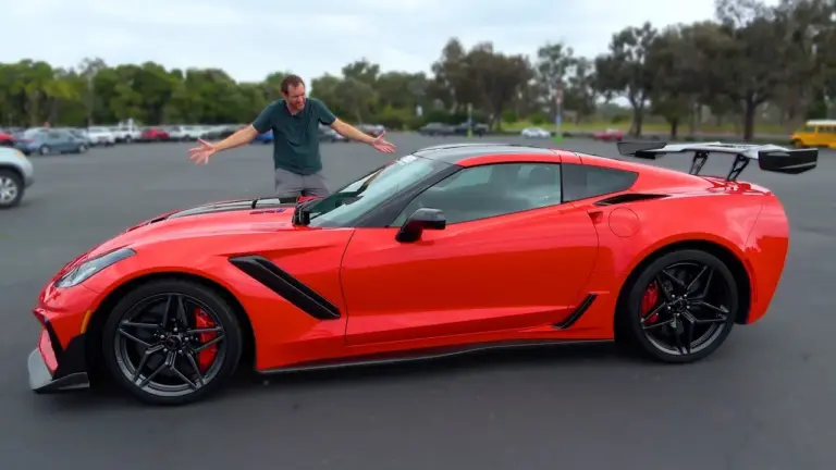 Doug DeMuro: el Corvette ZR1 C7 manual de 2019 sale a subasta con 7.000 millas