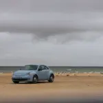 Cuida tu coche en la playa: cómo proteger tu coche del salitre y ahorrarte 200 euros en reparaciones