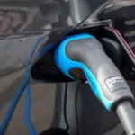 Coche eléctrico: su precio ya es inferior al de un híbrido, las baterías caen un 37% y la culpa es de China