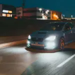 El error con las luces largas del coche que te deja a oscuras de noche: revisa los faros y evita la multa de 200 €