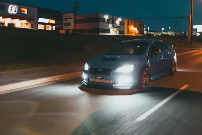 El error con las luces largas del coche que te deja a oscuras de noche: revisa los faros y evita la multa de 200 €