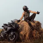 Equipamiento para la moto obligatorio en 2026: la multa de 200 euros que debes evitar con cascos, guantes y calzado