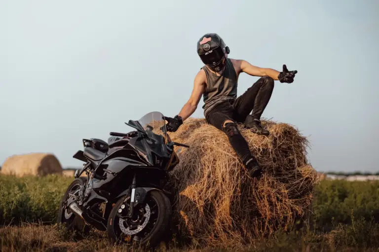 Equipamiento para la moto obligatorio en 2026: la multa de 200 euros que debes evitar con cascos, guantes y calzado