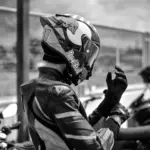 Equipamiento obligatorio para motoristas desde octubre: evita multas de 200€ y problemas con tu seguro de moto