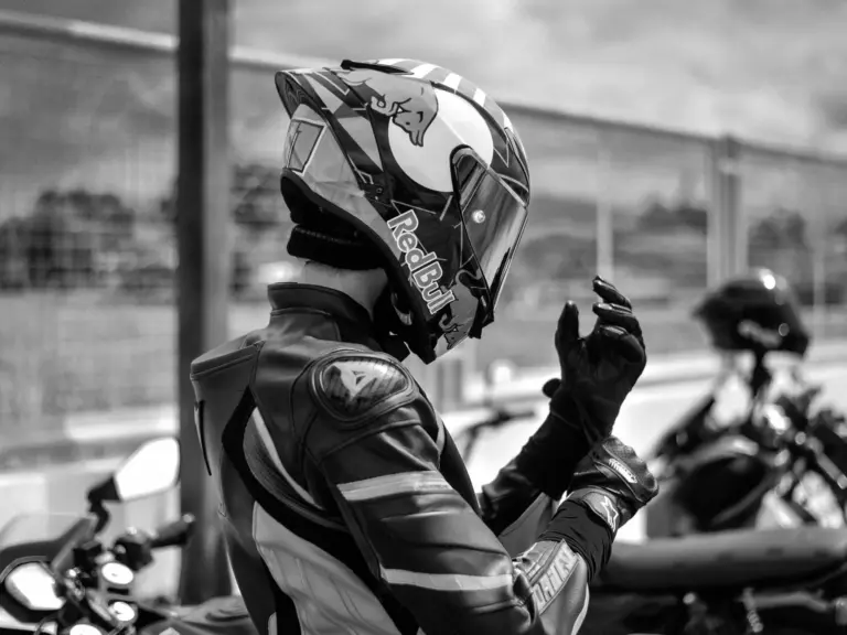 Equipamiento obligatorio para motoristas desde octubre: evita multas de 200€ y problemas con tu seguro de moto