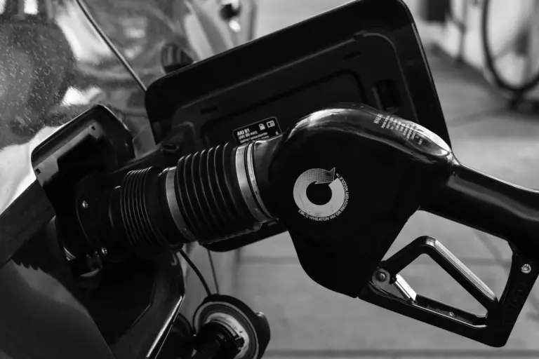 Gasolina renovable en España sin cambiar de coche: el proyecto piloto que ya funciona con Toyota, BMW y Lexus