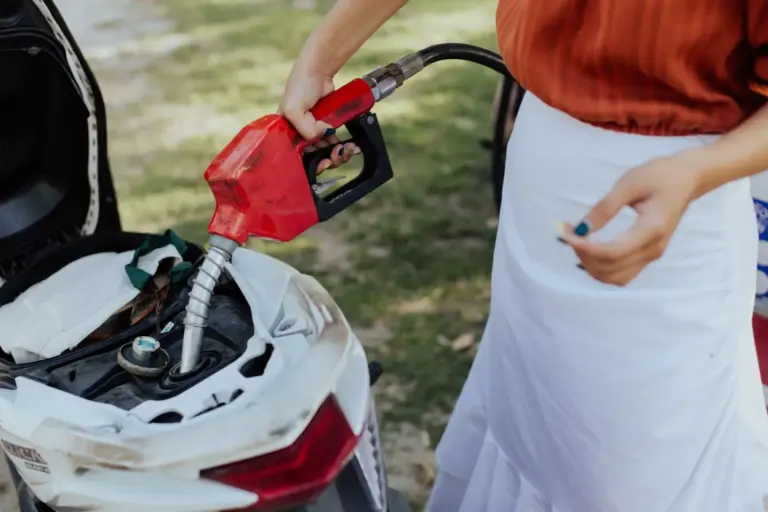 Gasolina renovable España: BMW, Toyota, Bosch y Repsol prueban el combustible que salva tu moto de combustión