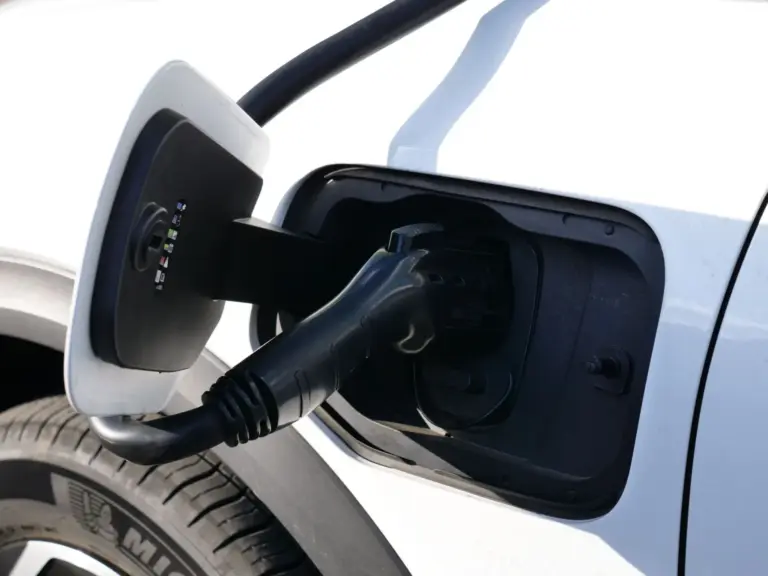 El Geely E5 eléctrico estrena carga rápida DC y tracción trasera en el segmento C-SUV