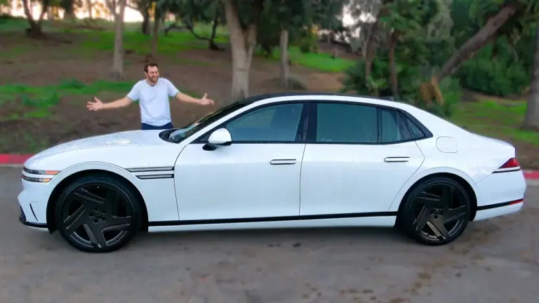 Doug DeMuro: El Genesis G90 Black Edition 2026 llega como sedán ultra lujoso desde 94.000 dólares