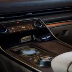 El Genesis GV90 estrena una pantalla de cine y puertas coach para plantar cara al Range Rover