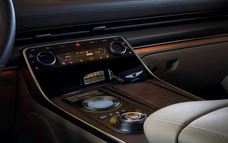 El Genesis GV90 estrena una pantalla de cine y puertas coach para plantar cara al Range Rover