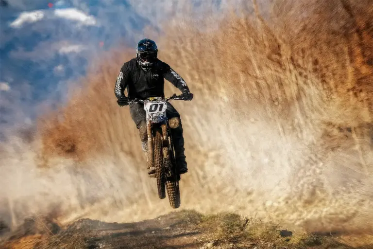Graham Jarvis hace historia al completar el Erzbergrodeo con una moto eléctrica de enduro