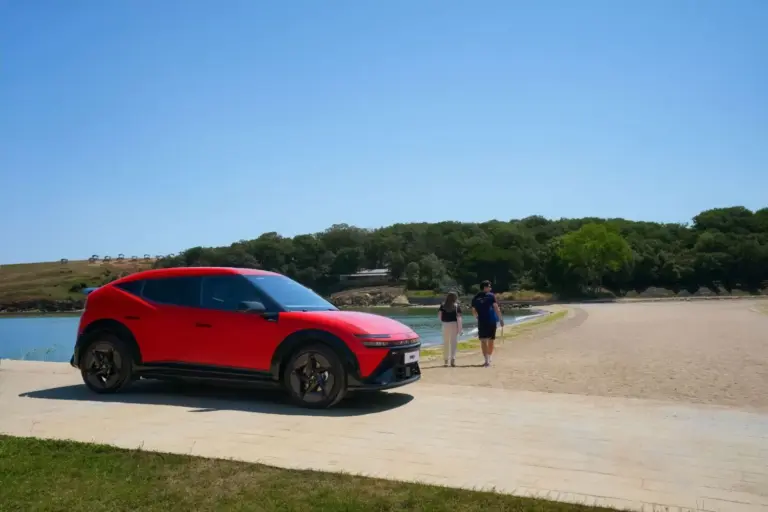 Hyundai, con su nuevo IONIQ 3 al frente, se une a pescadores, estudiantes y voluntarios para limpiar la basura marina del Mar Negro