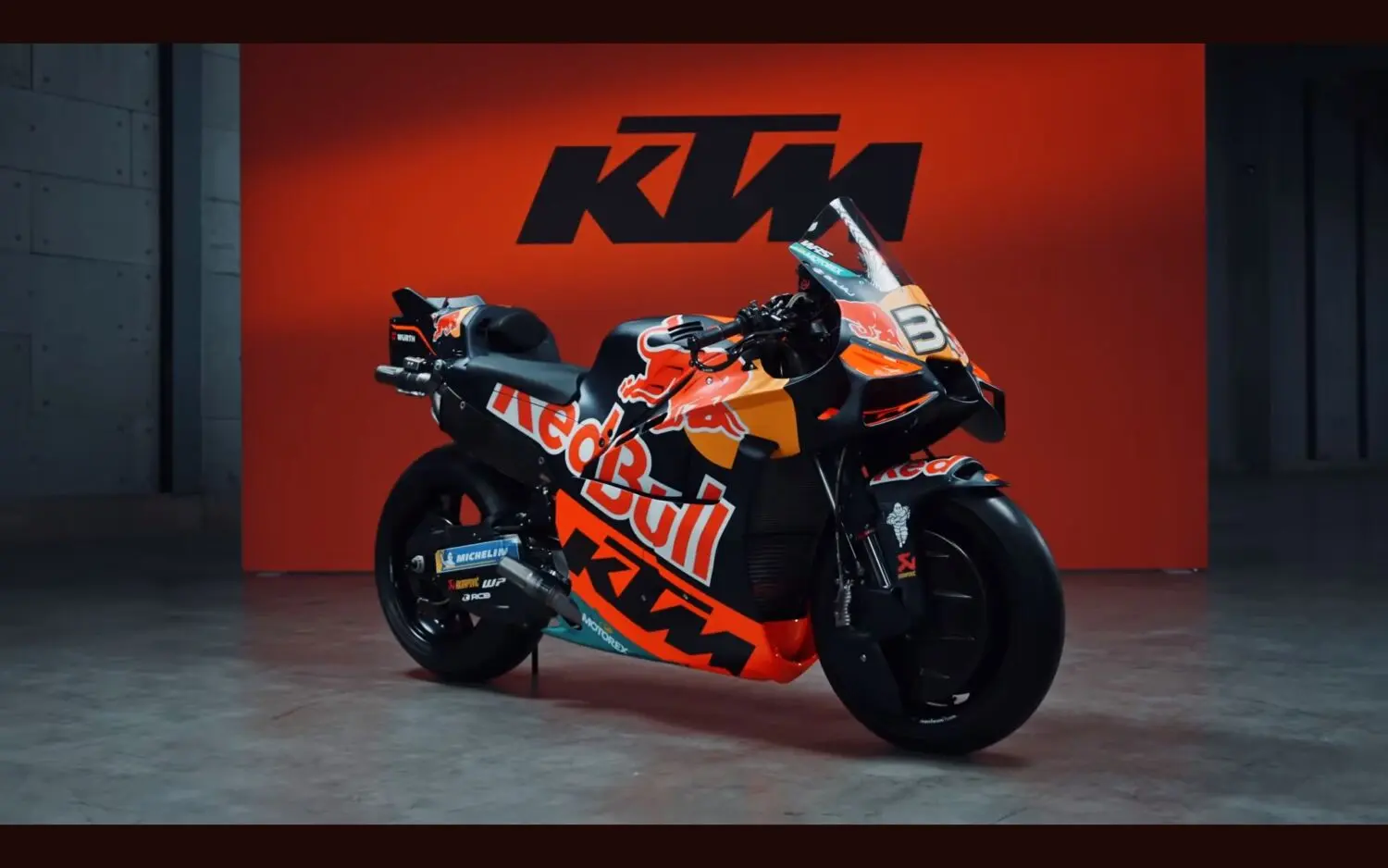 KTM reconoce un problema en el motor de su MotoGP y pide abrirlo; los rivales lo bloquean