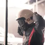 Adiós al olor a sudor: el truco para limpiar el interior del casco de moto este verano