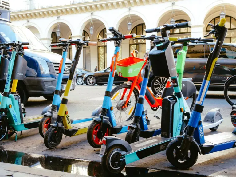 Las nuevas normas del patinete eléctrico que entran en vigor el 1 de octubre: casco y multas de 200 euros