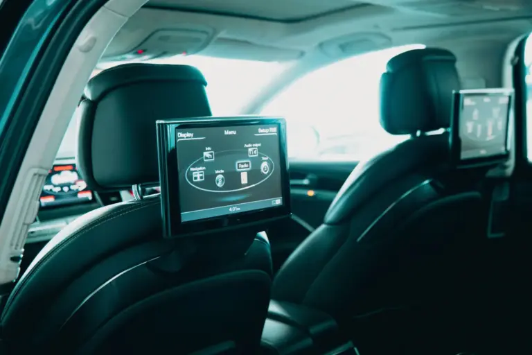 Mercedes-Benz GLB estrena MB.OS: pantallas de 14 pulgadas y asistente IA con lenguaje natural