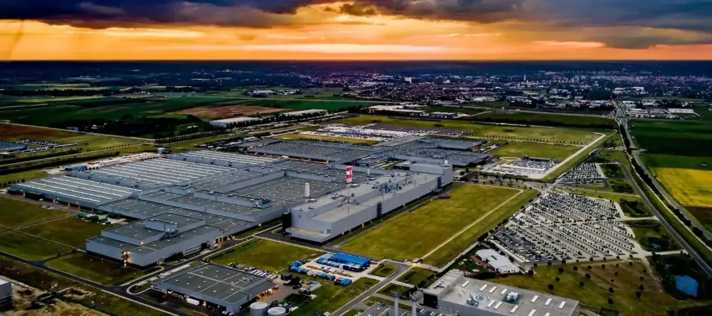 Mercedes se enfrenta a una prohibición en EE.UU. por su inversión china: el CEO no piensa irse 1 Motor16 mercedes benz kecskemet w1680xh945 cutout Motor16