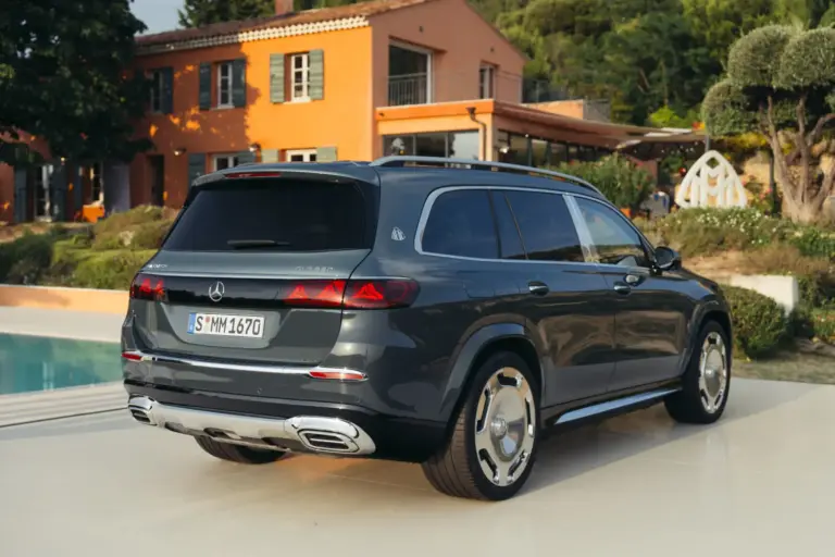 El Mercedes-Maybach GLS 680 estrena suspensión predictiva que anticipa cada bache en el asfalto