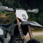 Stark Future lanza las Factory Edition: motos eléctricas off-road con titanio y suspensiones KYB
