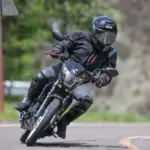 Multa de 200 euros y 4 puntos por no usar el casco integral obligatorio en moto