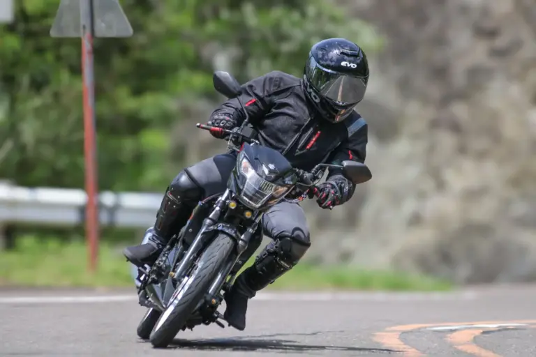 Multa de 200 euros y 4 puntos por no usar el casco integral obligatorio en moto