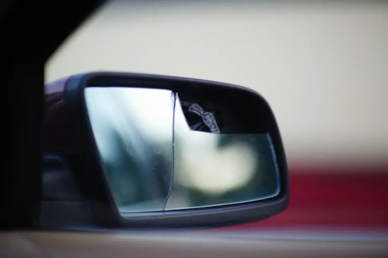 Multa de 200 euros por llevar el espejo retrovisor roto: lo que dice la DGT
