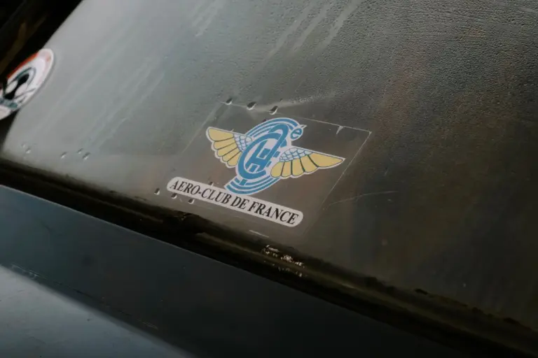 La multa de 200 euros por llevar pegatinas mal colocadas en el coche: qué adhesivos prohíbe la DGT