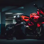 Nueva normativa equipamiento moto 2026: multa de 200 euros por no llevar casco, guantes o calzado