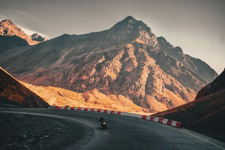 Atención motoristas: las tres trail de Bajaj, Hero y Royal Enfield que conquistarán Europa en 2027