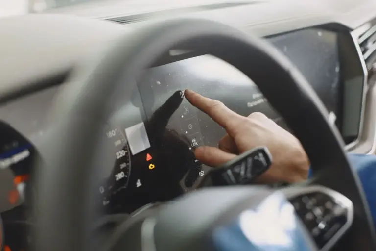 Las pantallas táctiles de los coches nuevos son más peligrosas que hace cuatro años, según un test en Suecia