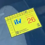 La multa de hasta 800 euros de la DGT por circular sin la pegatina de la ITV