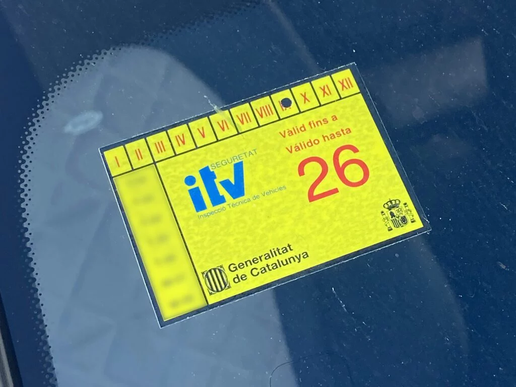 La multa de hasta 800 euros de la DGT por circular sin la pegatina de la ITV 1 Motor16 Pegatina de la ITV