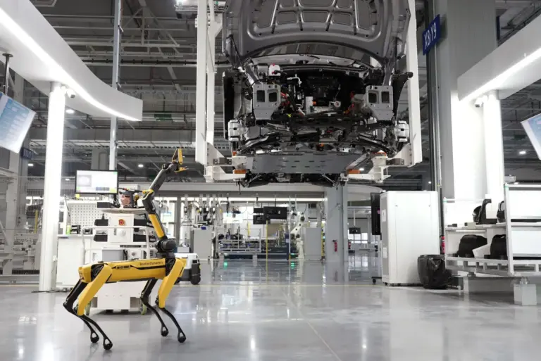 Plant Connect: el cerebro de inteligencia artificial que monitoriza cada coche en las fábricas de Renault