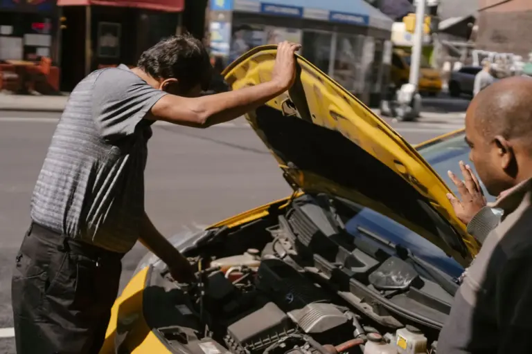El calor extremo dispara un 8% las averías del coche en verano: ahorra 300 euros revisando esto