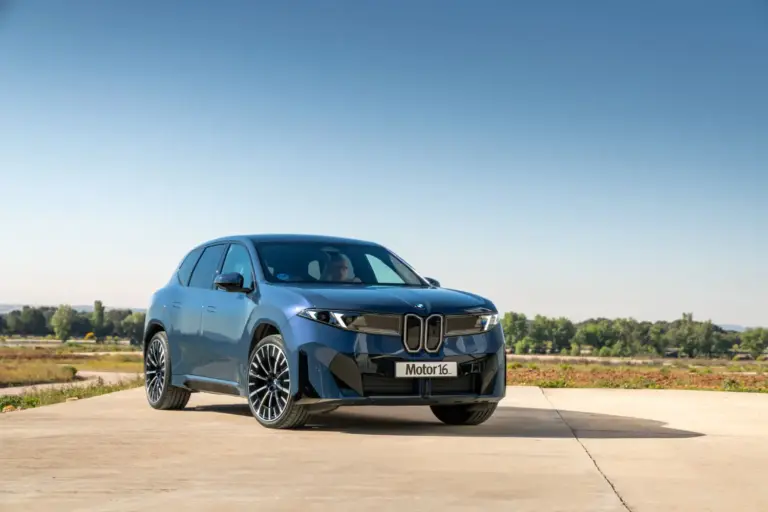 El BMW iX3 acumula más de 100.000 pedidos y lleva su planta a tres turnos