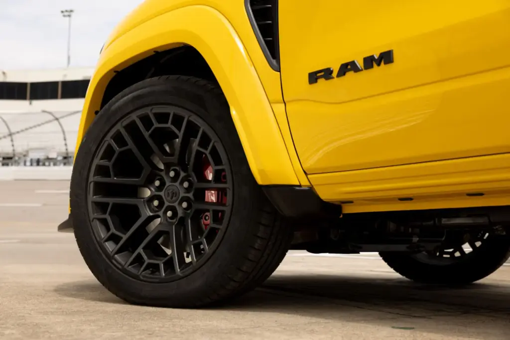 ram 1500 rumble bee 2027 15 Motor16