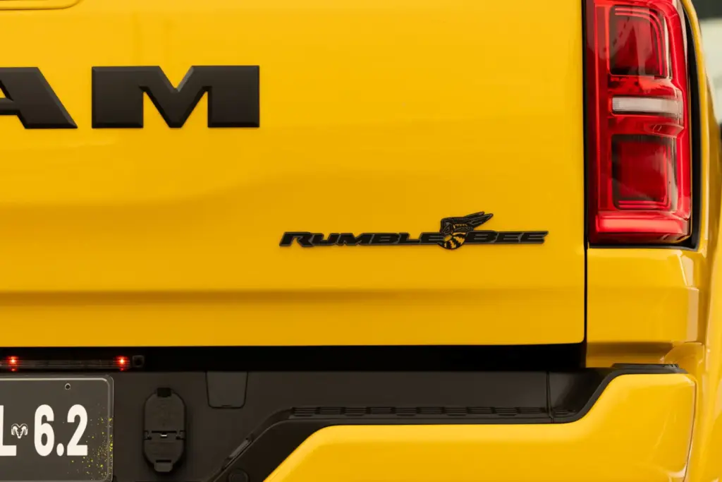 ram 1500 rumble bee 2027 17 Motor16