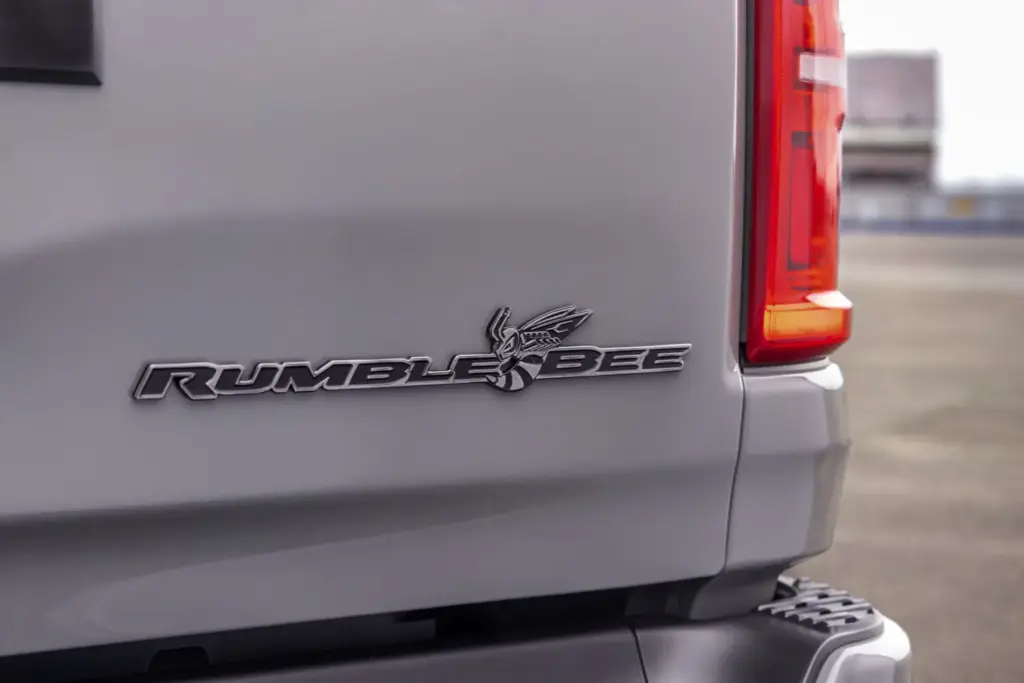 ram 1500 rumble bee 2027 64 Motor16