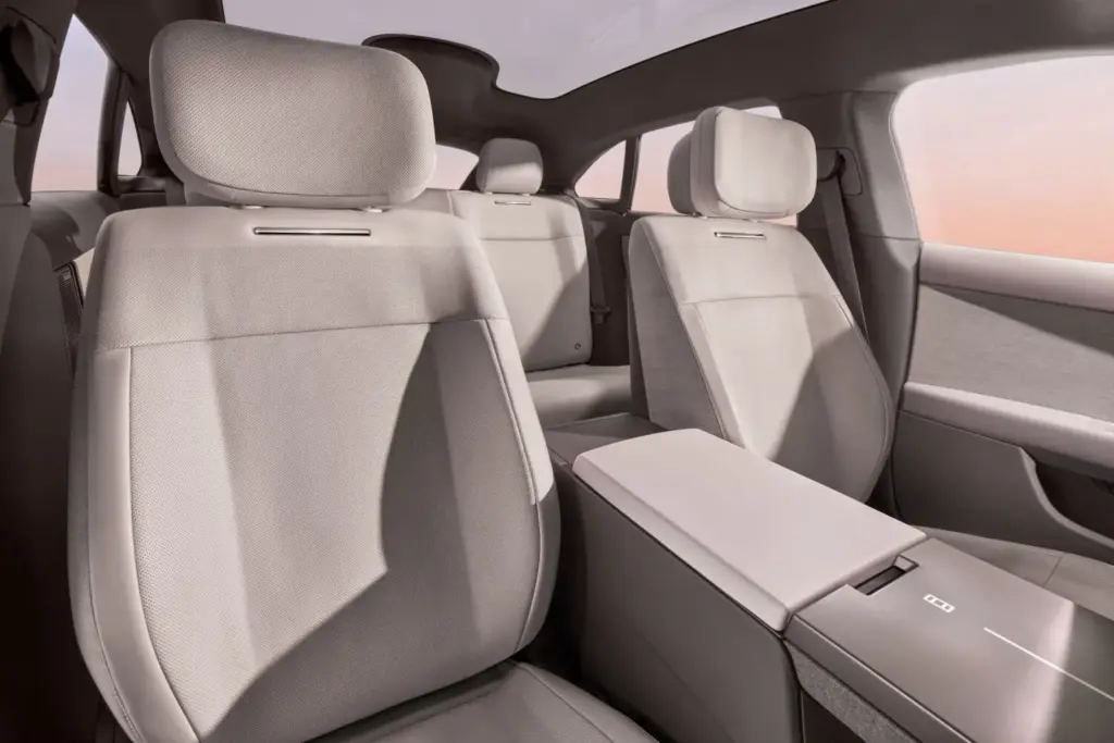 Primera toma de contacto con el Range Rover GT: así es el nuevo gran turismo eléctrico de la firma británica 4 Motor16 Range Rover GT camuflaje interior 6 motores 16